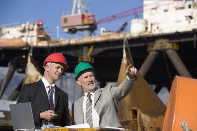 ingenieros revisando la obra